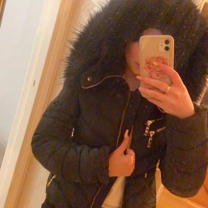 Hollies - Svart hollies jacka köpt vintern 2020 från bubblerom, jätte fint skick då den mest har hängt i min garderob, fake päls, storlek xs🥰 buda✨