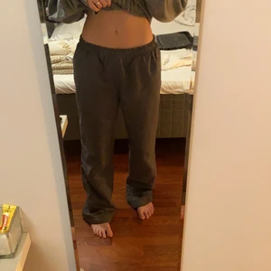 Lågmidjade byxor - Såå snygga mörkgrå lågmidjade byxor i täck/träningsmaterial💓💓 jättebra skick och verkligen så snygga, jag är 166cm