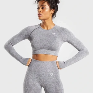 Gymshark vital seamless  - Färgen smokey grey marl! Säljer setter på bilden då det är för litet, storlek XS på både tightsen och toppen, köp direkt för 650kr med frakten inräknad, nypris ca 1000kr sparsamt använda