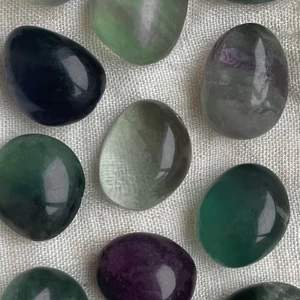 Fluotit 💚 - Fluorit är en kristall med hög beskyddande förmåga. Den tar bort negativa energier från din omgivning och renar din aura. Kristallen sägs hela hjärtesorg och skydda från psykisk manipulation. Den ökar din mentala medvetenhet och din intuition. Fluorit bidrar till ökad motivation, fokus och klarhet i tankarna.