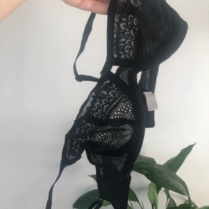 Triumph spetsbh - En bygelbehå i vacker genombruten spets. I fint skick. Märkt storlek 70C, passar en 65/70 och kupa b/c. Tjusig att ha under en skjorta eller något genomskinligt plagg. 