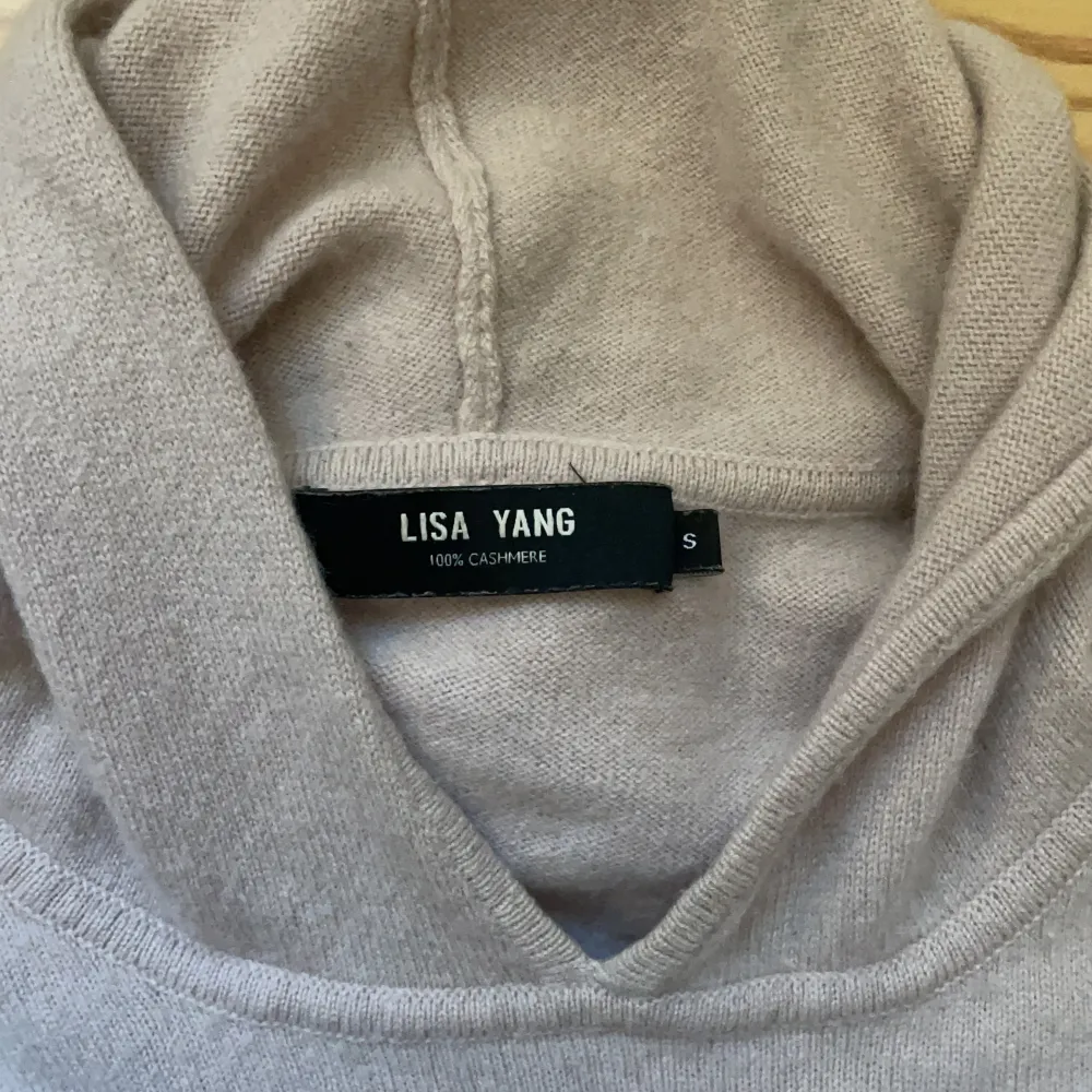 Ljusrosa Cashmere hoodie från Lisa yang. Hoodien har lite små fläckar där och där och är lite nopprig på vissa ställen men det går att tvätta på kemtvätt. Strl: S. Stickat.