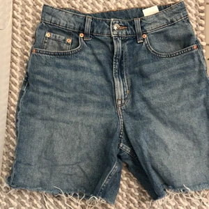 H&M long shorts strl 36/37 - Perfekt nu till sommarn, säljs pga att dem blivit för små. Riktig flammig byxa och väldigt skönt att ha på sig☀️🌸