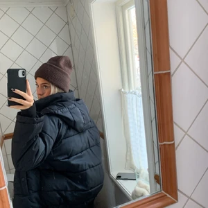 Svart vinterjacka  - Svart täckjacka från HM storlek S. Mycket lite använd. Funkar till vinter och vår. Frakt tillkommer