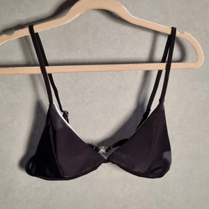Bikinitopp - En svarta bikinitopp från Shein, det står M på lappen men jag skulle säga att det är en XS. Runt om är måttet 74 och det är en A kupa. Endast testad💞 Bikinin för 50kr + 30kr frakt 