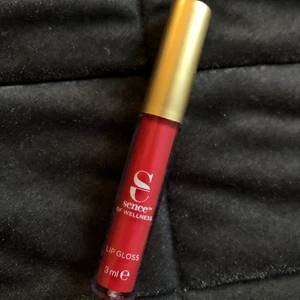 Läppglans  - Rött läppglans! Använd typ 3 ggr! 