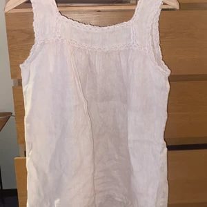 Söt rosa topp med breda band! - En rosa topp som passar bra till ett par jeans eller kanske en söt kjol!