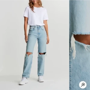 Jeans - LÄGGER UPP IGEN PGA OSERIÖS KÖPARE!! Säljer dessa håliga jeans från Gina Tricot i storlek 32 som är helt slutsålda. Nypris är 599kr, säljs för 200kr +frakt💗 Kan betalas via Swish och även via Tise SafePayment💗 Finns på Tise också💗 