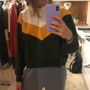 Monki huvtröja - Lite croppad