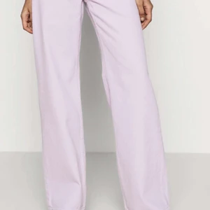 Rosa jeans  - Ett par rosa/lila pastell färgade jeans köpta på Bikok💓💓 Använada max ett par ggr och är alltså i toppenskick☺️ Storlek 36 och är något långa på mig som är 1,60.