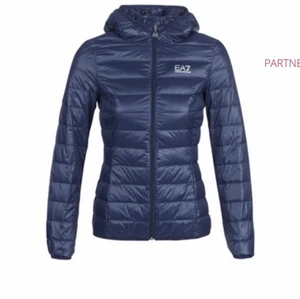 Dam armani dun jacka storlek XS - Jackan är använd i några månader men den har inga fel. Jag kan frakta.