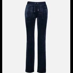 Mörkblå juicy couture byxor! - Helt nya- aldrig använda, juicy couture mjukisbyxor med fickor!😍 slutsålda i sin storlek! Byxorna är endast testade, därför priset! Säljer då de är för stora. Är endast ute efter köpare med rimligt pris eller byte till samma byxor i XS!❤️ 