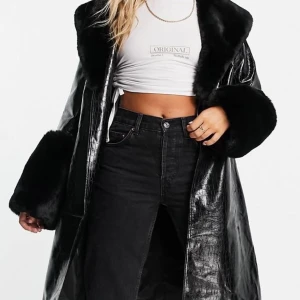 Kappa  - Helt ny kappa som aldrig använts. Nypris är 2600kr säljes för 2500kr. Storlek onesize. Från asos slutsåld 