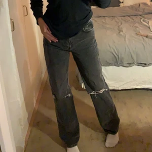 Långa gråa jeans - Säljer mina grå/svarta bikbok jeans pga att de it kommer till användning, dem är långa, jag är 180 cm och gillar längden och tjejer över 170 KÖP, nypris: 699, midjan är st30 och längden är st34