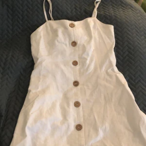 SOMMAR KLÄNNING  - EN VITT SOMMAR KLÄNNING MED KORSAD RYGG! En jätte fin vit klänning perfekt till sommaren, inga fläckar🤍 Ganska kort skulle rekommendera någon från 160cm och neråt! 