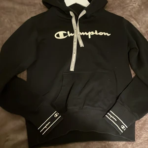 Champion hoodie  - Använd ett få tal gånger och fortfarande i bra skick 