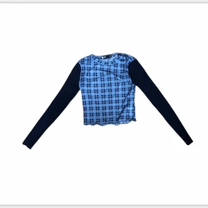 Mesh topp - Superfin meshtopp från zara köpt förra året men kommer tyvärrbinte till användning längre. Funkar perfekt till till fest!! I storlek s men är stretchig så passar nog större o mindre beroende på hur man vill att den ska sitta!