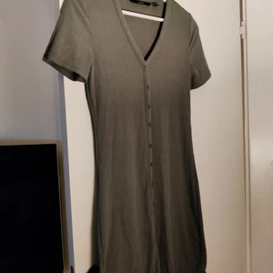 Klädpaket  - En klänning och 2 st halterneck-toppar, topparna är enbart testade. Den svarta en liten skada i en sömm på sidan dock syns det inte när man har toppen på sig. Klänningen är i fint skick!