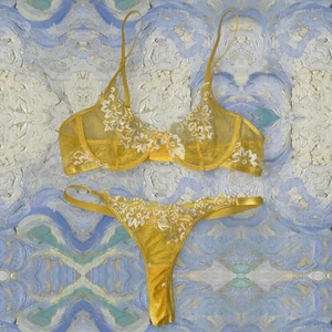 Spets underkläder - Säljer detta det pga att jag  beställde två likadana. Nytt, ligger kvar i påsen den kom i. Underkläderna är i spets med färgen gult och vitt. Kupan är liten skulle säga att den är i A-B. Trosorna är i L men är mer som M. Frakten ingår i priset. (Andra bilden är lånad)