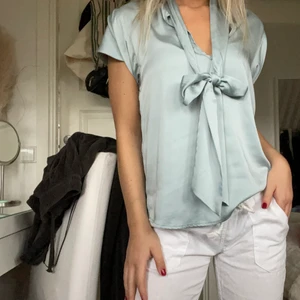 Blus från Zara  - En kortärmad blus i turkos. Från Zara och knappt använd.  Loose fit och knyte där fram. Stl Xs men passar också S