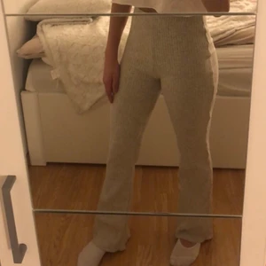 Utslängda byxor från ginatricot. - Ett par utslängda byxor från ginatricot som aldrig har kommit till användning. Materialet är ribbat och färgen är beige. Jag är även öppen för frågor💕