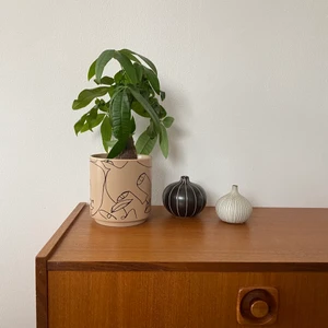 Kruka - Jättesnygg kruka i nyskick. Innermått 10,5 cm i diameter, 11 cm höjd.