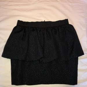 Kort kjol från Zara - Svart minikjol från Zara i storlek S men är mer som en XS, helt oanvänd. 