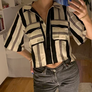 Randig tröja - Säljer denna fina randiga skjort-tröjan som tyvärr inte kommer till användning. Lappen är bortklippt men är ganska säker på att den var från Zara 💞 köparen står för frakten men jag möter även upp i Lund💞 