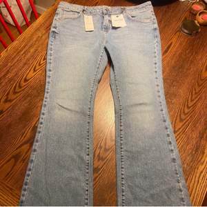 Ett par lågmidjade ljusblå jeans som är köpt här på Plick! Dom är jättefina men tyvärr för långa för mig så därför vill jag sälja vidare, använd 1 gång av mig. (Lånad bild av föredetta ägare, skriv för fler bilder)