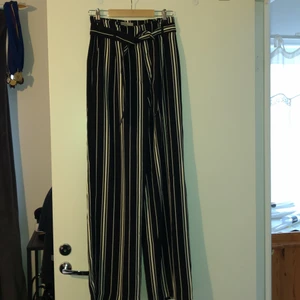 Högmidjade kostymbyxor - Högmidjade randiga kostymbyxor från HM i storlek 34, aldrig använda 