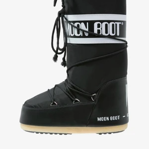 Moonboots  - Intresekol på mina moonboots dom är helt nya och andvända fåtal gånger osäker på om jag vill sälja dom vill bara se hur mycket jag kan få för dom. Skriv för egna bilder❤️😊