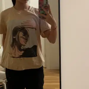 säljer min t-shirt från new yorker för att jag redan har en likadan:)) den är i jötte bra skick utan fläckar eller några hål💞