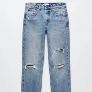 Zara jeans mid waist straight  - Säljer dessa jätte fina populära jeans pågrund av att de tyvärr är för små för mig😕 De är helt slutsålda och är i modellen mid-Rise full length, straight leg. Köpta för 200kr. Köparen står för frakten. Skriv för fler bilder😊. 