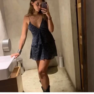 Zara Klänning - Säljer denna super snygga populära klänningen från zara som är helt slutsåld. Denna är aldrig använd så den har prislappen kvar. Säljer pga att den är för stor för mig. Skriv vid intresse eller frågor💖