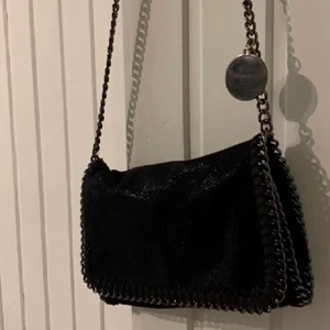 Stella McCartney liknande väska!! - En Stella MaCartney LIKNANDE väska i jättebra skick. Den är justerbar. Skriv privat vid frågor💓💓 KOLLA JÄTTEGÄRNA MINA ANDRA ANNOSNER!! Kan gå ner i pris vid snabb affär!
