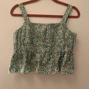 En grön och vit blommigt linne!! - Det här linnet är från Zaras barn avdelning. jag köpte det här linet för ungefär 180kr och nu säljer jag den för 70kr plus frakt. Om ni vill ha fler bilder, är intresserade eller bara har en fråga kan ni kontakta mig❤️