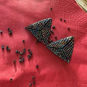 Handmade mjuka örhängen gjorda av pärlor - Handgjorda mjuka örhängen gjorda av mjuka pärlor I mörkblå I form av triangel. OBS. Priset är utan frakt. Man kan kontakta med mig för att jag ska veta var man bor för att kunna veta hur mycket kostar frakten. 