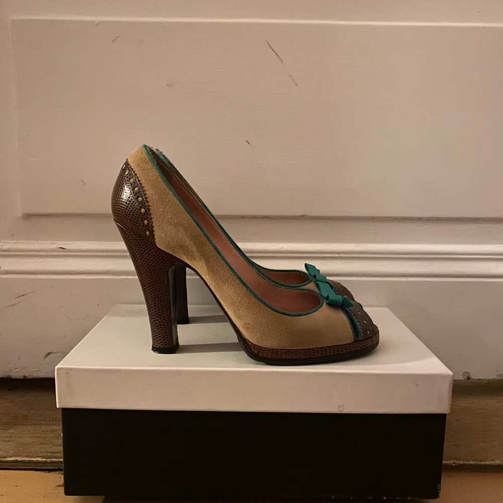 Beige suede, brown leather, green trimmings. Used but in very good condition. Store prize 3200sek.. Kengät.