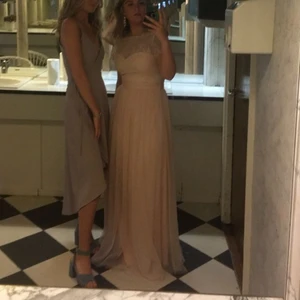 Balklänning  - Dåliga bilder då den ej passar längre och jag endast använt den en gång. Köpt i en dress shop i London. Tar emot alla bud. 