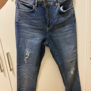 Jeans med hål - Köpta på Gekås för cirka 149 kr för någon månad sedan men dem har inte kommit till användning. Köparen står för frakt♥️