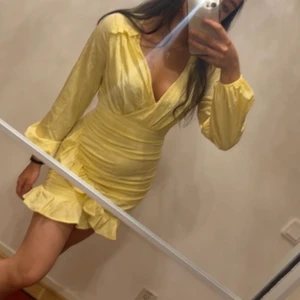 Klänning  - Hej säljer en helt ny klänning , aldrig använd. Storlrk xs 