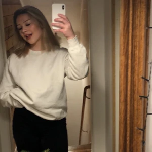 Sweatshirt  - Mysig men använd vit oversisez sweatshirt som jag tröttnat på! Storleken är S men skulle lika gärna passa M och L! Inga hål 🤍 köpare betalar frakten