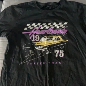 Tshirt - Säljer denna T-shirten från Gina tricot i bra skick! 