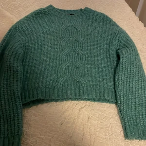 Turkos stickadtröja💓 - Tröjan är ifrån bikbok i storlek m. Tröjan är jätte skön och mjuk. Säljer pga inte kommer till användning💓