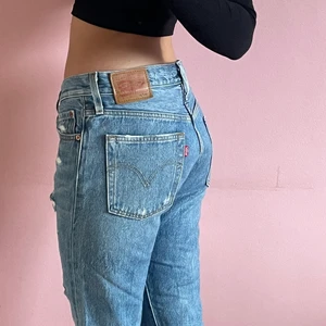 Levis  - 🌟 ännu ett par Levis som tyvärr behöver hitta en ny ägare! Storlek 26/32. Fina i skicket och inget ett anmärka på, knappt använda!   🌟 100% bomull   Pris: 299inkl 