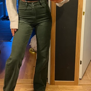 Zara byxor  - Säljer dessa byxor från zara som är väldigt fina men som inte kommer till användning, använt ca 3 gånger. Dom är i st 36 och jag är ca 170 och dom är LÅNGA PÅ MIG. Buda mina 15 över senaste budet💞 skriv för frågor eller om jag ska skicka fler bilder 