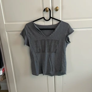 Zadig t-shirt!🥰🥰 - Säljer min assnygga zadig t-shirt. Passar de flesta storlekarna och sparsamt använd. Om flera vill köpa så blir det budgivning!😍😍