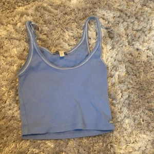 Blått linne - Ett blått linne från pull and bear som är strechigt och lite croppat. Storlek S. GRATIS FRAKT!!!!!