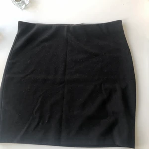 Svart tubkjol strl M - Elegant basic-kjol från Cubus. Använd några gånger men kvaliten är fortsatt fin. 💛🤍💛 (köparen står för frakten)