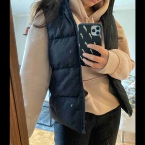 Svart väst  - En svart väst i storlek S 